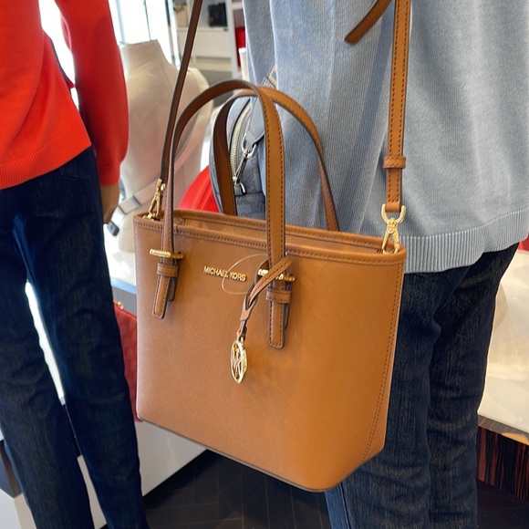 MICHAEL KORS
Jet Set Travel Extra-Small Saffiano Leather Top-Zip Tote Bag
NWT - Picture 14 of 16